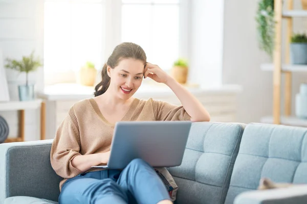 Femme travaillant sur un ordinateur portable — Photo