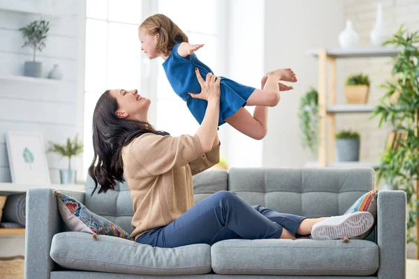 Anne ve kızı oynuyor.