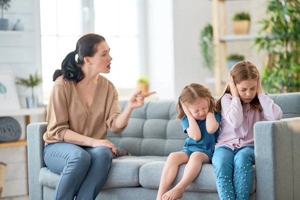 Mother is scolding children — Stock Photo, Image