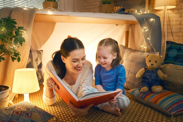 Mamma och barn en bok — Stockfoto