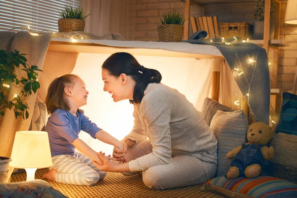 Mutter und Tochter spielen im Zelt — Stockfoto