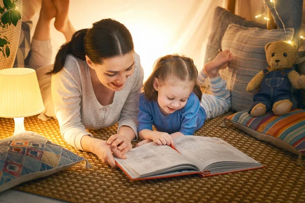 Maman et enfant lisant un livre — Photo