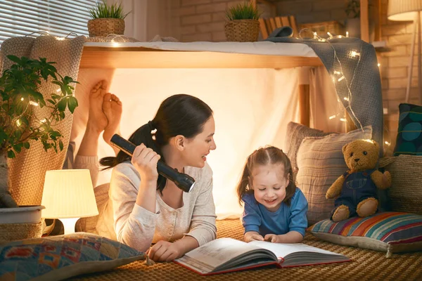 Mãe e criança lendo um livro — Fotografia de Stock