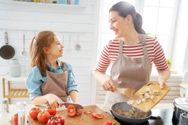 Mutfakta mutlu bir aile.