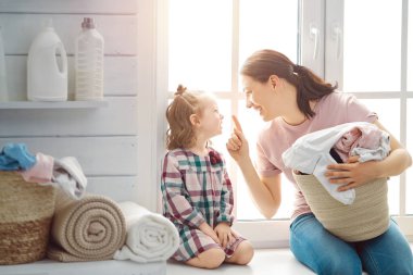 Çamaşırhane yapıyor aile