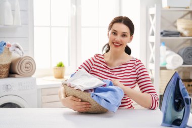 kadın Çamaşırhane yapıyor