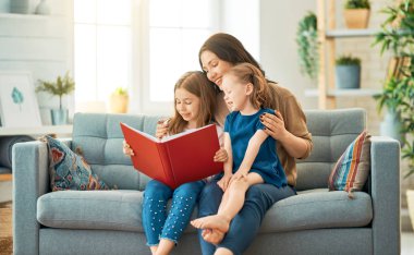 anne kızlarına bir kitap okuma
