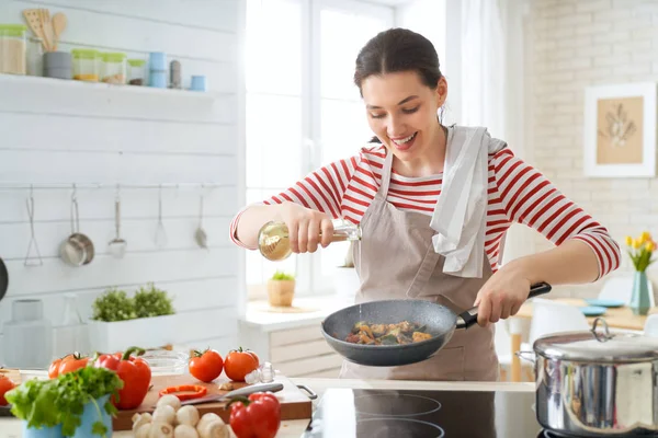 Vrouw bereidt goede maaltijd — Stockfoto
