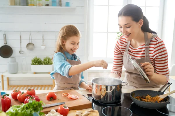 Bonne famille dans la cuisine. — Photo