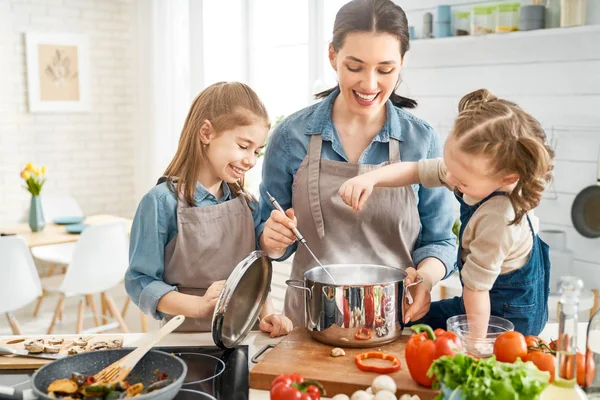 Familia feliz en la cocina. — Foto de Stock