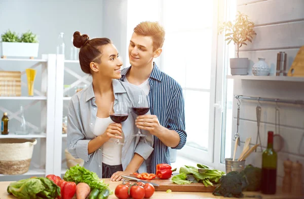 Casal amoroso na cozinha — Fotografia de Stock