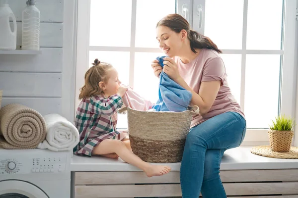 Família fazendo lavanderia — Fotografia de Stock