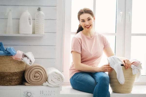 Mulher está lavando roupa — Fotografia de Stock