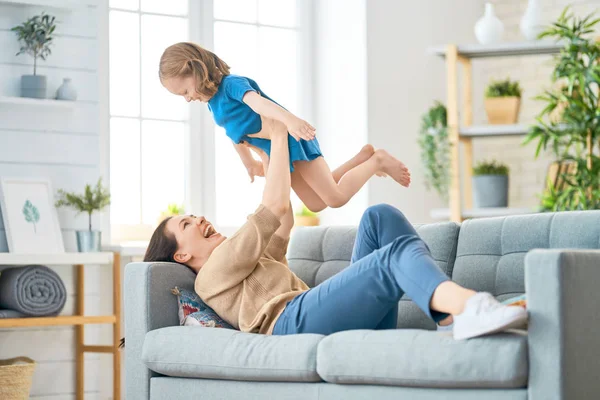 Mutter und Tochter spielen — Stockfoto