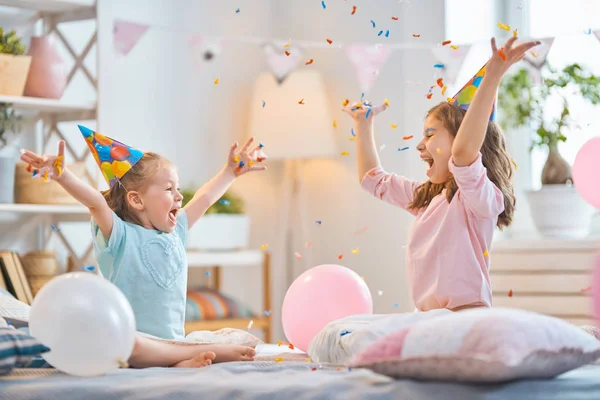 Meisjes gooien confetti — Stockfoto