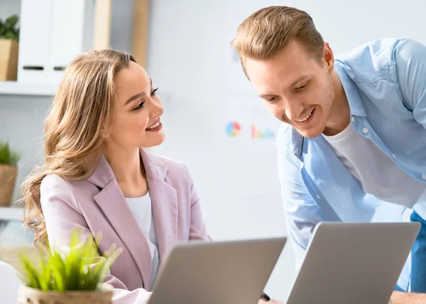 Uomo e donna che lavorano in ufficio — Foto Stock