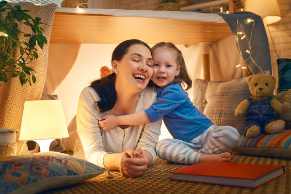 Mutter und Tochter spielen im Zelt — Stockfoto