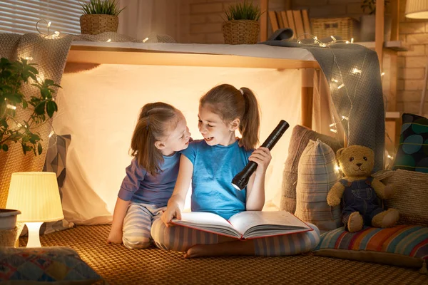 Діти читають книгу — стокове фото