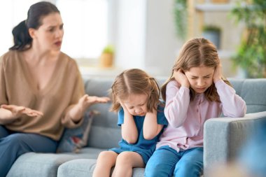 anne çocuklarını azarlıyor