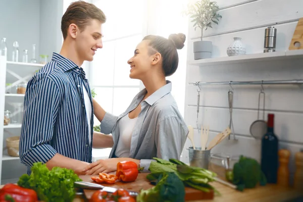 Liefdevolle paar is de voorbereiding van de juiste maaltijd — Stockfoto