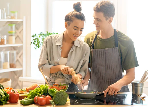 Couple aimant prépare le bon repas — Photo