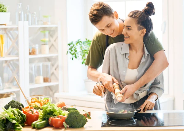 Kärleksfulla par förbereder rätt måltid — Stockfoto