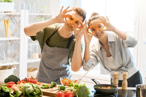 Kärleksfulla par förbereder rätt måltid — Stockfoto