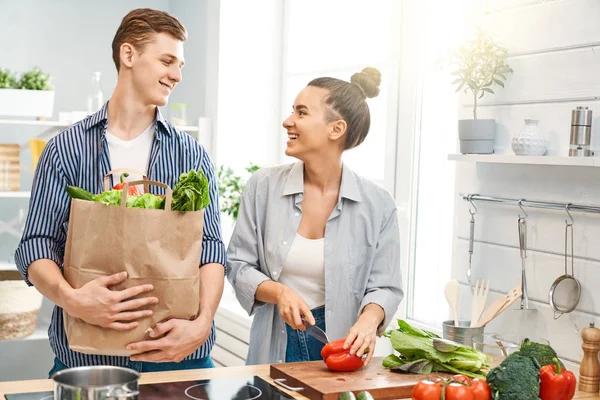 Liebespaar bereitet die richtige Mahlzeit zu — Stockfoto