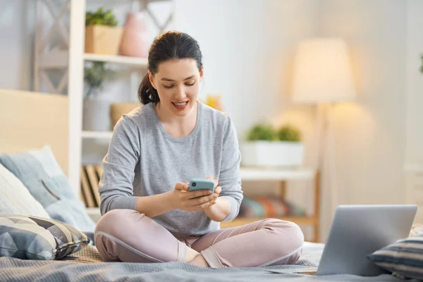 Frau arbeitet am Laptop — Stockfoto