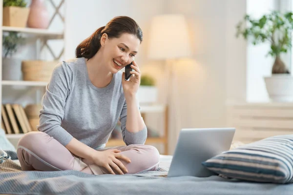 Vrouw werkt aan een laptop — Stockfoto