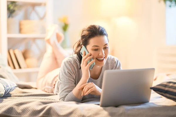 Vrouw werkt aan een laptop — Stockfoto