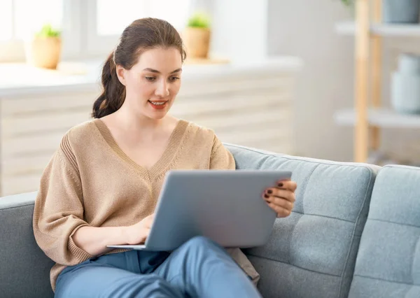 Donna che lavora su un computer portatile — Foto Stock