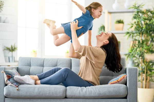 Moeder en dochter spelen — Stockfoto