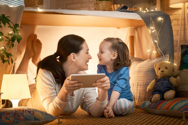 Gelukkige liefdevolle familie. — Stockfoto