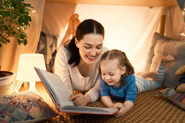 Mãe e filha brincando na tenda — Fotografia de Stock