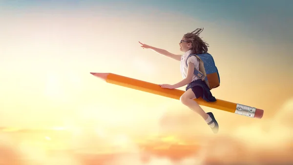 연필로 비행하는 어린이 — 스톡 사진