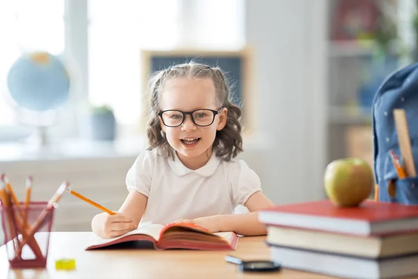 Kind lernt im Unterricht — Stockfoto