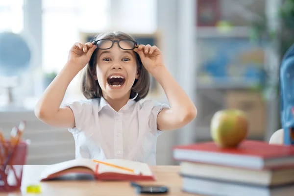 Kid is learning in class — Stock Photo, Image