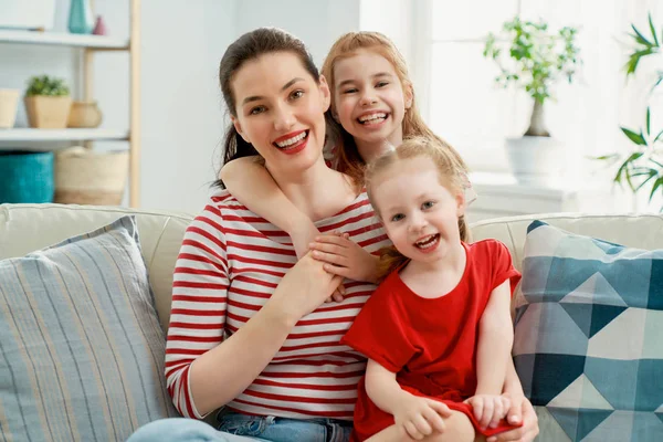 mutlu sevgi dolu aile.