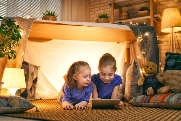 Çocuklar çadırda tablet ile oynuyor — Stok fotoğraf