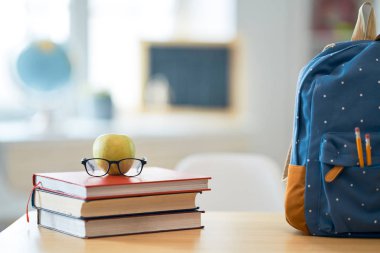 Apple, kazık kitap ve sırt çantası