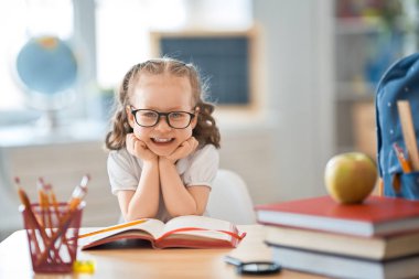 Çocuk sınıfta öğrenme