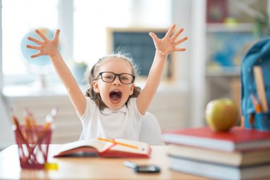 Çocuk sınıfta öğrenme