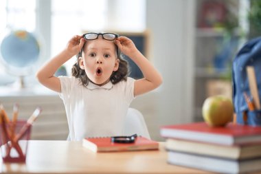 Çocuk sınıfta öğrenme