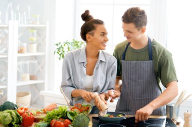sevgi dolu çift uygun yemek hazırlanıyor