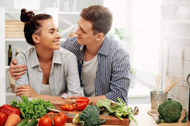 sevgi dolu çift uygun yemek hazırlanıyor