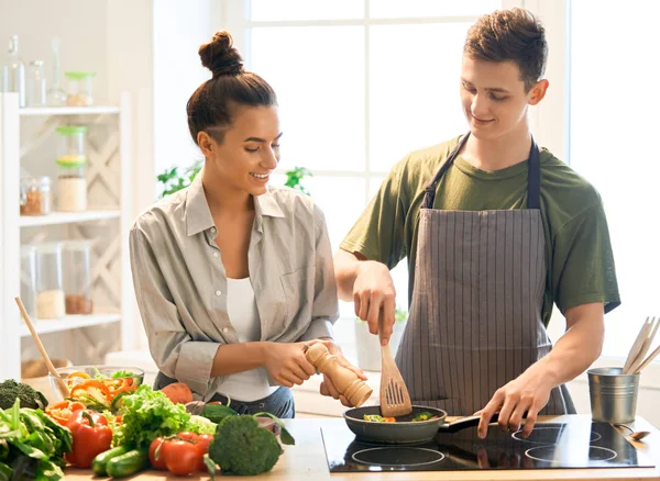Liefdevolle paar is de voorbereiding van de juiste maaltijd — Stockfoto