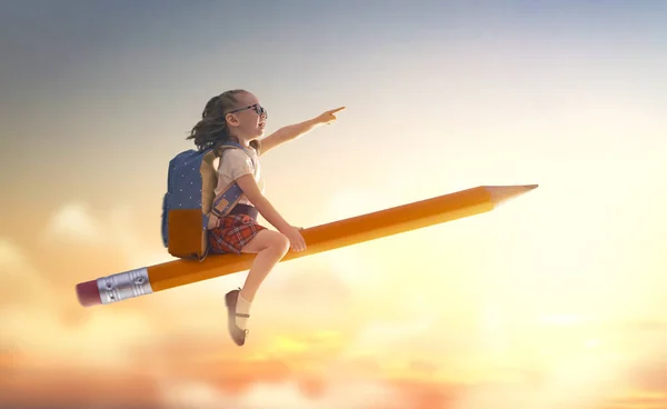 Bir kalem üzerinde uçan çocuk — Stok fotoğraf