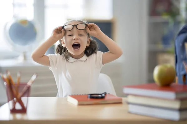 Kind is het leren in de klas — Stockfoto