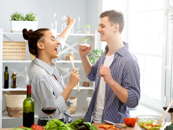 Kärleksfulla par förbereder rätt måltid — Stockfoto